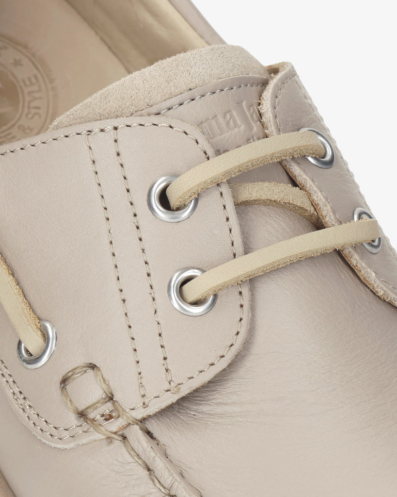 Boat náutico de piel con forro interior de piel. taupe