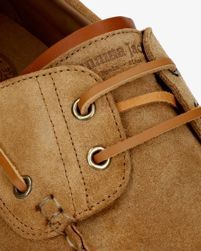 Boat náutico de piel con forro interior de piel. cuero