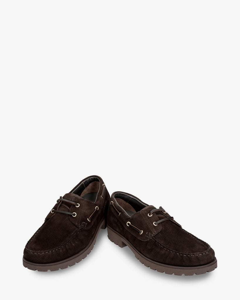 Boat náutico de piel con forro interior de piel. marron