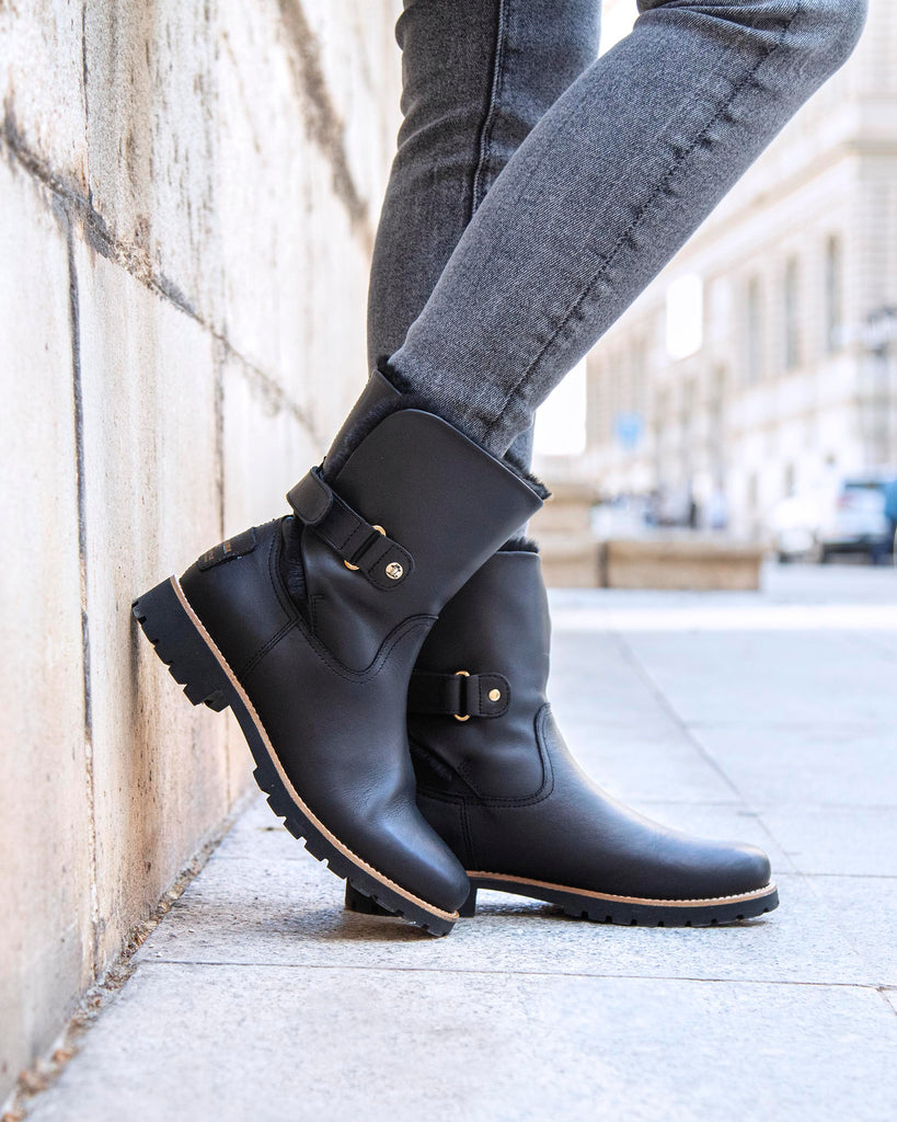 Felia Trav botas de piel con forro interior de pelo. negro